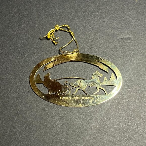 Vintage 1990 Rare Hallmark Gold Tone Metal Horse & Carriage Christmas Ornament - Picture 4 of 5